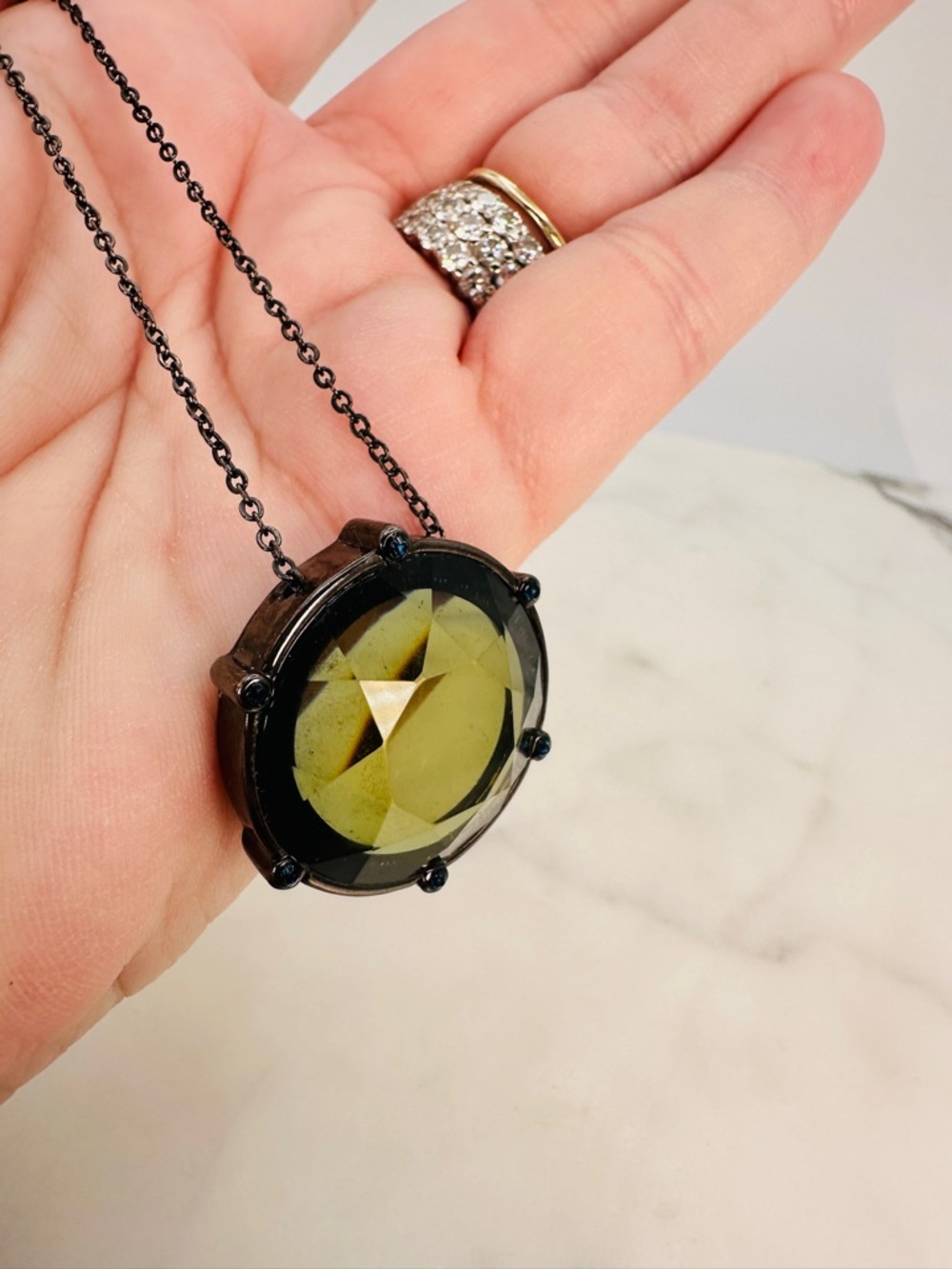 Round Faceted Olive Green Pendant Necklace Liz & Co Gunmetal Chain Signed Bold - Picture 4 of 10